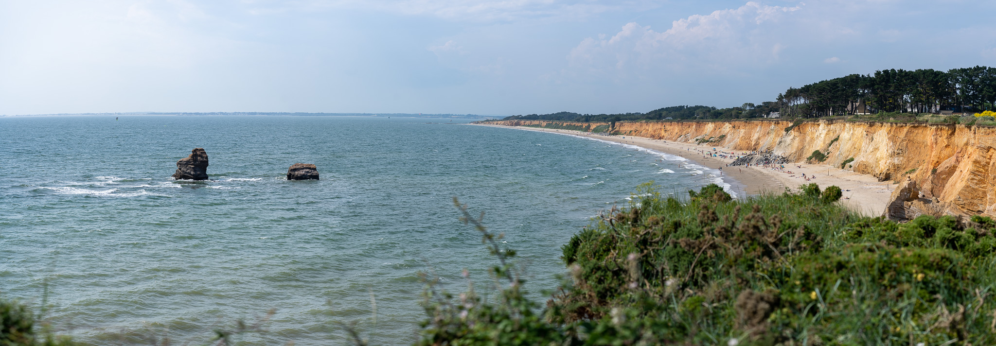 Vue panoramique du littoral de Pénestin, entre océan, plage et falaises dorées